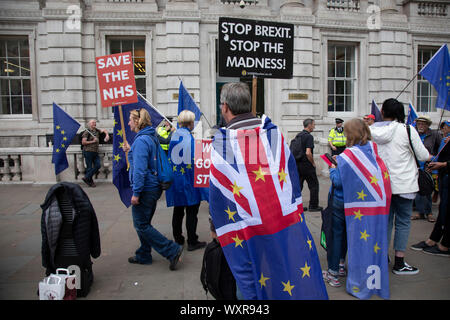 Auf den Tag, an dem das Parlament für fünf Wochen ausgesetzt war, anti-Brexit Demonstranten wave Europäische Union Flaggen außerhalb des Cabinet Office in Westminster als innen Tory Minister am 10. September 2019 in London, England, Vereinigtes Königreich. Stockfoto