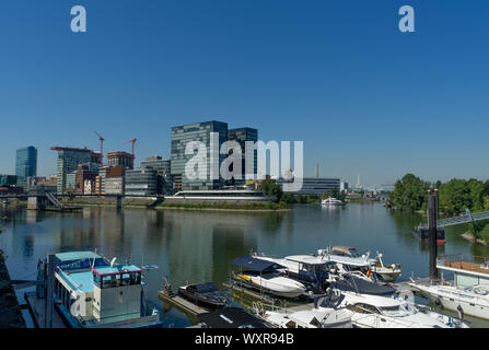 Blick von Media Harbour in der deutschen Stadt Düsseldorf mit blauem Himmel Stockfoto