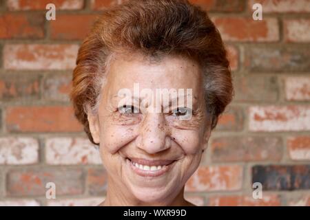 Nahaufnahme, Porträt einer schönen älteren Dame mit einem freundlichen Lächeln Stockfoto