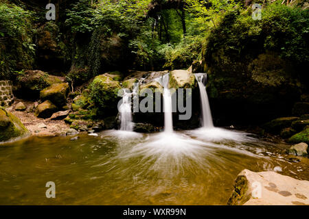 Den malerischen Wasserfall Schiessentuempel im grünen Sommer Wald in Luxemburg Stockfoto