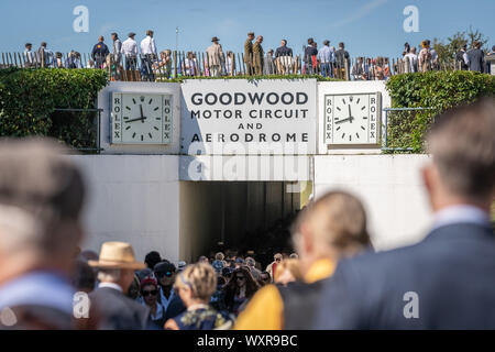 Vintage-themed Goodwood Revival. Großbritanniens größte jährliche Classic Car Show feiert das mid-20th Jahrhundert Blütezeit der Goodwood Rennstrecke. Stockfoto