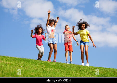 Gruppe der gerne tanzen und springen Kinder Stockfoto