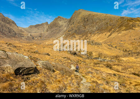 Die Gipfel rund um coire Lagan aus dem Pfad von Glen spröde Coire Lagan. Im Cuillin Mountains, Isle of Skye, Schottland, Großbritannien Stockfoto