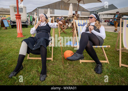 Vintage-themed Goodwood Revival. Großbritanniens größte jährliche Classic Car Show feiert das mid-20th Jahrhundert Blütezeit der Goodwood Rennstrecke. Stockfoto