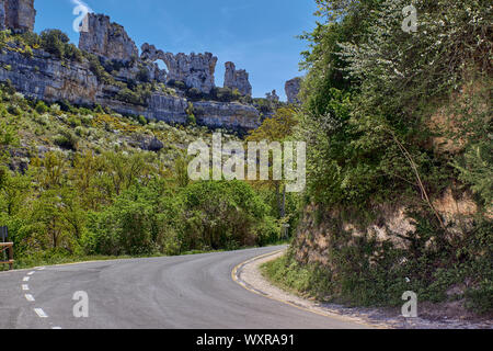 Natürliche Kalk- Strukturen, die Teil eines Karstkomplex des Ebro River Canyon in Orbaneja del Castillo, Burgos, Kastilien-León, Spanien, Europa Stockfoto