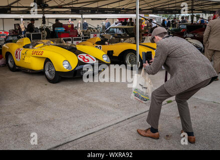 Oldtimer aus den 30er bis in die 1950er Jahre in der Koppel während des Goodwood Revival Festival Auto, UK. Stockfoto