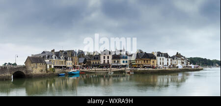 Auray, Morbihan/Frankreich - 25. August 2019: Panorama Stadtbild Blick auf die Altstadt von Vannes in der Bretagne im Westen Frankreichs Stockfoto