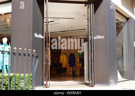 Max Mara, Kleidung der italienischen Frauen speichern, Avenue Montaigne, Paris, Frankreich. Stockfoto