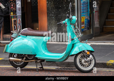 Edinburgh, Schottland, August 2019. Helle aqua blau Motorroller auf der Straße geparkt Stockfoto