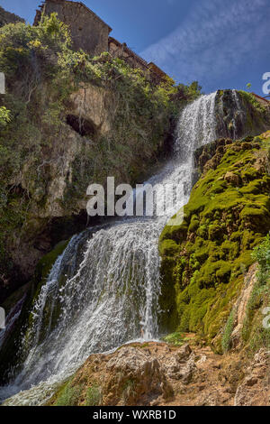 Wasserfall in der ländlichen Stadt Orbaneja del Castillo in der Provinz Burgos, Castilla y Leon, Spanien, Europa Stockfoto