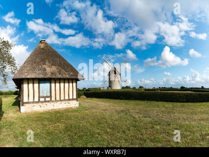 Castellane, Eure/Frankreich - 15. August 2019: Blick auf die historische Windmühle Moulin de Pierre und Miller's House in Castellane in der Normandie Stockfoto