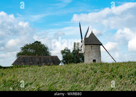 Castellane, Eure/Frankreich - 15. August 2019: Blick auf die historische Windmühle Moulin de Pierre und Miller's House in Castellane in der Normandie Stockfoto