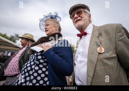 Vintage-themed Mode und anderen Kleid Variationen getragen werden, während Goodwood Revival, Großbritanniens größte jährliche Oldtimertreffen, UK. Stockfoto
