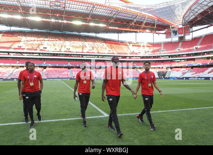 Lissabon, Portugal. 17 Sep, 2019. Fussball: Champions League, Benfica Lissabon - RB Leipzig, Gruppenphase, Gruppe G, 1.Spieltag im Estadio da Luz. Die Spieler Christopher Nkunku, (L - r), Nordi Mukiele, Ibrahima Konate und Matheus Cunha aus Leipzig auf dem Spielfeld im Stadion laufen wird vor dem Start des Spiels. Kredite: Jan Woitas/dpa-Zentralbild/dpa/Alamy leben Nachrichten Stockfoto