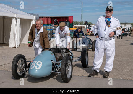 Vintage-themed Goodwood Revival. Großbritanniens größte jährliche Classic Car Show feiert das mid-20th Jahrhundert Blütezeit der Goodwood Rennstrecke. Stockfoto