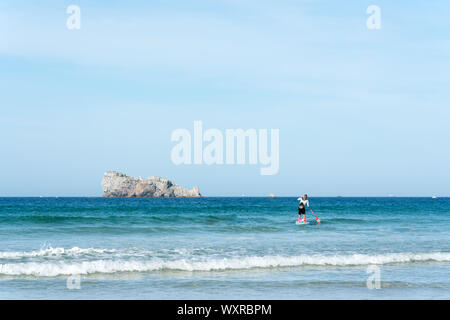 Toulinguet Plage, Fnistere/Frankreich - 23. August 2019: SUP-paddleboard Surfen an der Westküste der Bretagne in Frankreich am Strand in der Nähe von Toulinguet Camaret Stockfoto