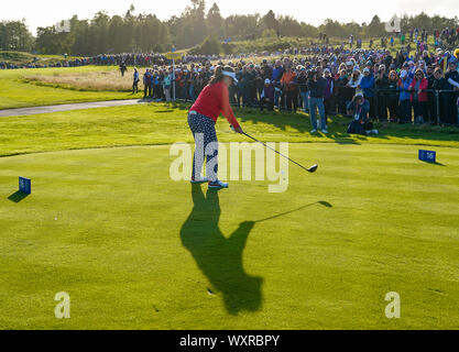 Solheim Cup 2019 an der hundertjährigen Kurs bei Gleneagles in Schottland, Großbritannien. Lizette Salas von USA T-Stück, das am 16. Loch während des Freitag Nachmittag fourballs Stockfoto