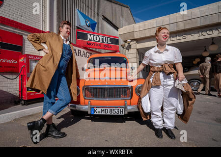 Vintage-themed Goodwood Revival. Großbritanniens größte jährliche Classic Car Show feiert das mid-20th Jahrhundert Blütezeit der Goodwood Rennstrecke. Stockfoto