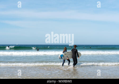 Toulinguet Plage, Fnistere/Frankreich - 23. August 2019: junge Surfer gehen in das Meer und Surfen an der Westküste der Bretagne in Frankreich Toul Stockfoto