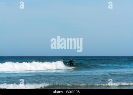 Toulinguet Plage, Fnistere/Frankreich - 23. August 2019: Teenager surfen an der Westküste der Bretagne in Frankreich am Strand in der Nähe von Toulinguet Camaret-Sur-Me Stockfoto