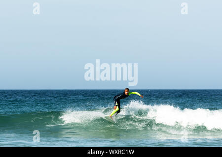 Toulinguet Plage, Fnistere/Frankreich - 23. August 2019: Teenager surfen an der Westküste der Bretagne in Frankreich am Strand in der Nähe von Toulinguet Camaret-Sur-Me Stockfoto