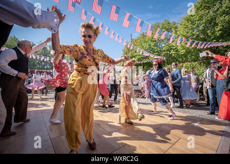 Rock und Roll tanzen im vintage-themed Goodwood Revival, Großbritanniens größte jährliche Oldtimertreffen, Großbritannien Stockfoto