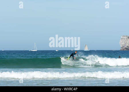 Toulinguet Plage, Fnistere/Frankreich - 23. August 2019: Teenager surfen an der Westküste der Bretagne in Frankreich am Strand in der Nähe von Toulinguet Camaret-Sur-Me Stockfoto