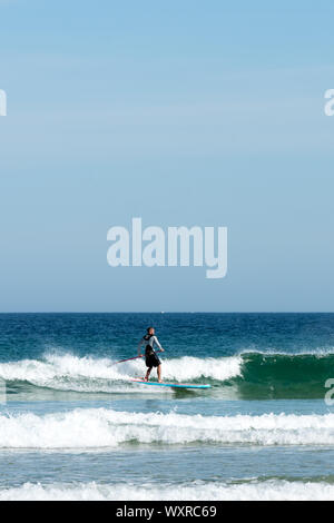 Toulinguet Plage, Fnistere/Frankreich - 23. August 2019: SUP-paddleboard Surfen an der Westküste der Bretagne in Frankreich am Strand in der Nähe von Toulinguet Camaret Stockfoto