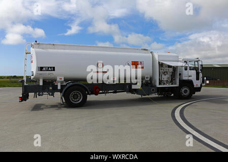 Eine Aviation Fuel Tanker bei St Marys Airport, St Marys Insel, Isles of Scilly, Cornwall, England, Großbritannien Stockfoto