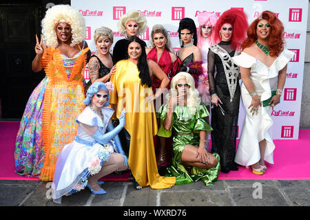 Essig Anschläge, Baga Chipz, Vivienne, Cheryl Loch, Gothy Kendoll, Angsthase Kat, Divina De Campo, Sum Ting Wong, Blu Hortensie, Scarlett Moffatt und Kristall an der RuPaul Beschleunigungsrennen Premiere, Bloomsbury, London. Stockfoto