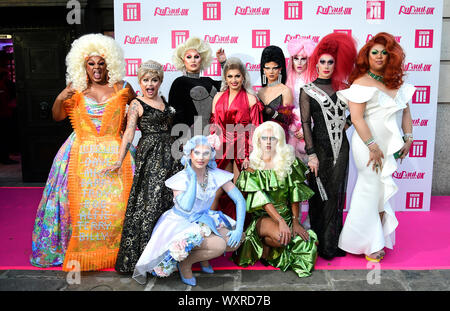 Essig Anschläge, Baga Chipz, Vivienne, Cheryl Loch, Gothy Kendoll, Angsthase Kat, Divina De Campo, Sum Ting Wong, Blu Hortensie und Kristall an der RuPaul Beschleunigungsrennen Premiere, Bloomsbury, London. Stockfoto