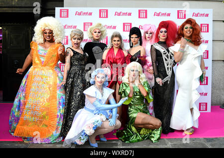 Essig Anschläge, Baga Chipz, Vivienne, Cheryl Loch, Gothy Kendoll, Angsthase Kat, Divina De Campo, Sum Ting Wong, Blu Hortensie und Kristall an der RuPaul Beschleunigungsrennen Premiere, Bloomsbury, London. Stockfoto