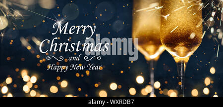 Zwei Gläser Champagner bereit für Weihnachten Feier, auf blauem Hintergrund Stockfoto