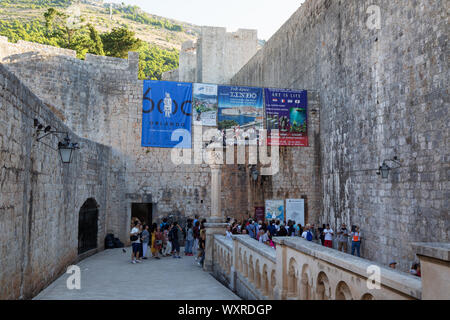 Dubrovnik Pile - Touristen eingabe Dunbrovnik Altstadt zum Weltkulturerbe der UNESCO über das Pile Tor in der Stadtmauer, Dubrovnik, Kroatien Europa Stockfoto