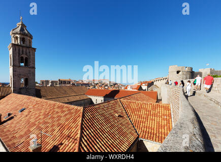 Dubrovnik Stadtmauer im Sommer; Touristen in der Dominikanischen Kloster Blick von der Stadtmauer entfernt, die Altstadt von Dubrovnik, Dubrovnik Kroatien Europa Stockfoto