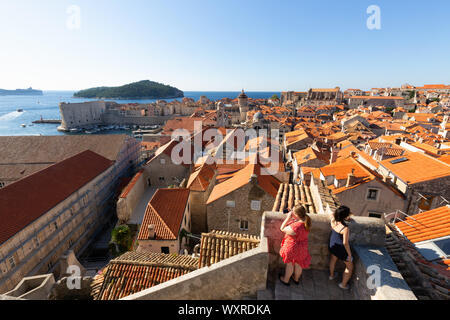 Dubrovnik Touristen; zwei Frauen die Stadtmauern, Stari Grad aka Altstadt von Dubrovnik UNESCO Weltkulturerbe Dubrovnik, Kroatien Europa Stockfoto