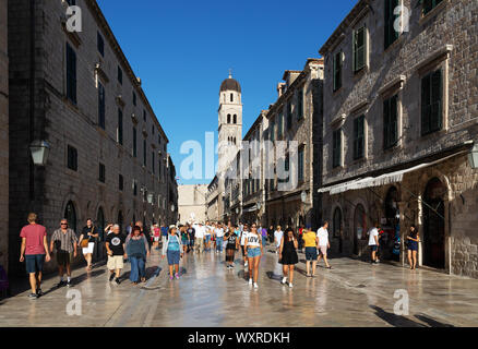 Dubrovnik Kroatien im Sommer; - Menschen zu Fuß auf Stradun, aka Placa - die Hauptstraße, die Altstadt von Dubrovnik, Dubrovnik Kroatien Europa Stockfoto