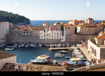 Dubrovnik reisen; die Altstadt von Dubrovnik Blick auf den Hafen im Sommer, Dubrovnik Kroatien Europa Stockfoto