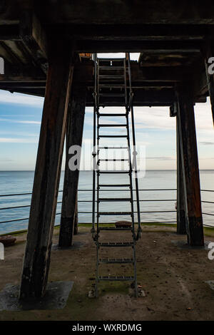 Leiter von der unteren Ebene von einem Pier in die obere Ebene in Whitby, England. Stockfoto