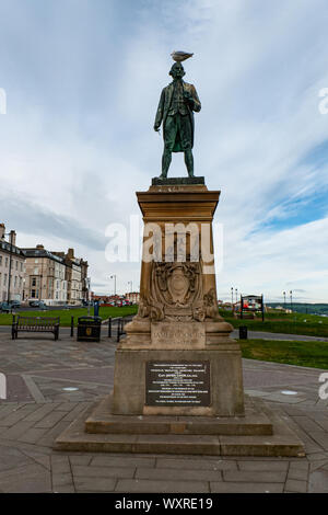 Captain Cook Statue mit Möwe auf dem Kopf am Whitby, England gehockt Stockfoto