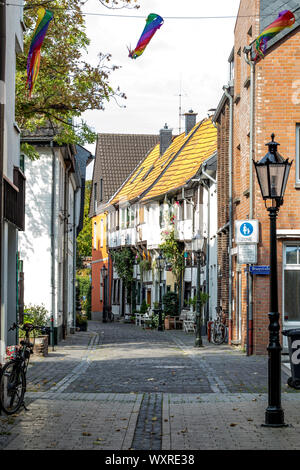 Malerische Gasse in Kempen, Deutschland im Herbst, gesäumt mit schönen kleinen Rahmen Häuser und gepflanzt. Fußgängerzone in einer deutschen Stadt. Stockfoto