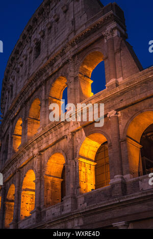 Das Kolosseum im Schein der Lichter in der Nacht, Rom Stockfoto