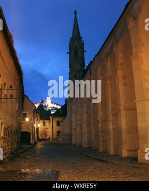 Mittelalterliche Häuser, Kloster des Ordens der Schwestern der Hl. Klara (Klarissen) auf Farska Straße (rechts) und Schloss auf einem Hügel (Mitte) in Bratislava, Slowakei Stockfoto