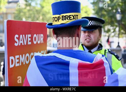 Steve Bray SODEM Aktivist beschreibt Sicherheit mit einem Polizeioffizier. Stop Brexit, stoppen Sie den Coup, Pro Demokratie protestieren, das Cabinet Office, Whitehall, London. Großbritannien Stockfoto