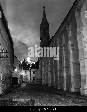 Mittelalterliche Häuser, Kloster des Ordens der Schwestern der Hl. Klara (Klarissen) auf Farska Straße (rechts) und Schloss auf einem Hügel (Mitte) in Bratislava, Slowakei Stockfoto