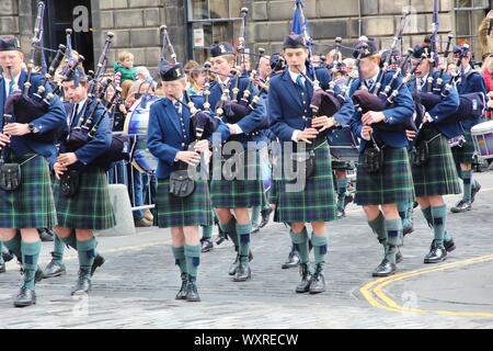 Pipe Band von George Heriot Schule Reiten der Marken auf der Royal Mile. Stockfoto