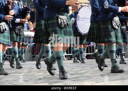 Pipe Band von George Heriot Schule Reiten der Marken auf der Royal Mile. Stockfoto