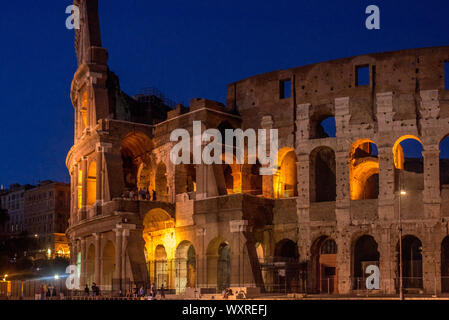Rom, Italien, 16. Juli 2019: Das Kolosseum im Schein der Lichter in der Nacht, Rom Stockfoto