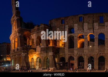 Rom, Italien, 16. Juli 2019: Das Kolosseum im Schein der Lichter in der Nacht, Rom Stockfoto