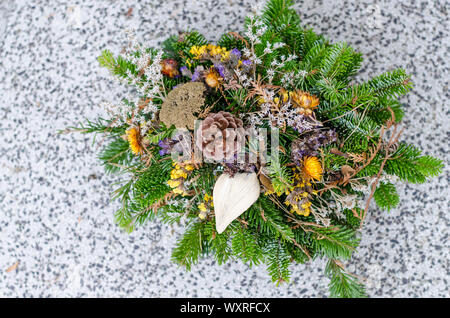 Blumenstrauß aus bunten Blumen während christliche Allerheiligen Veranstaltung im Grab auf dem Friedhof liegen Stockfoto